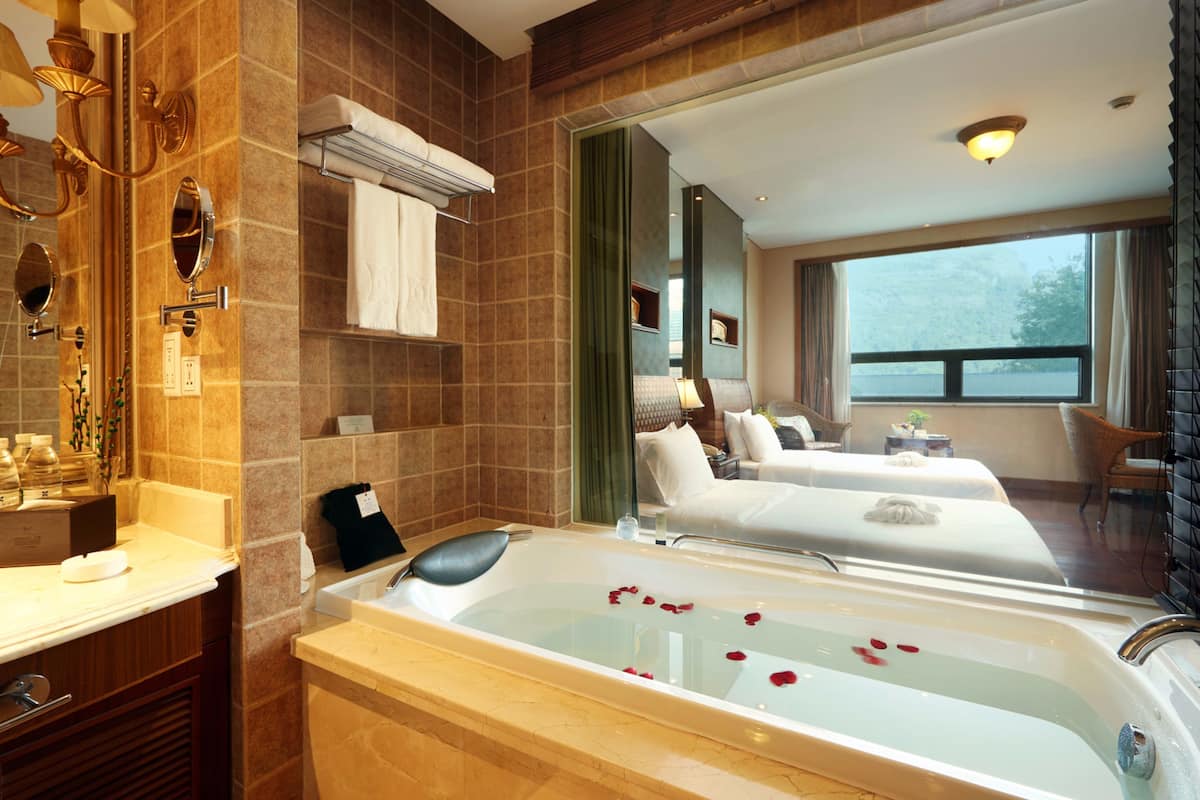 deluxe twin room, mountain view | bathroom | combined shower/bathtub, free toiletries, hair dryer, bathrobes