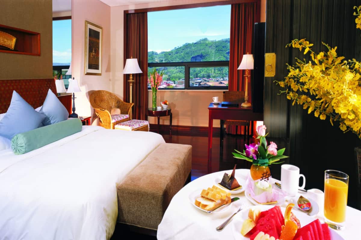 Deluxe Double Room, Mountain View | Minibar, in-room safe, desk, blackout drapes