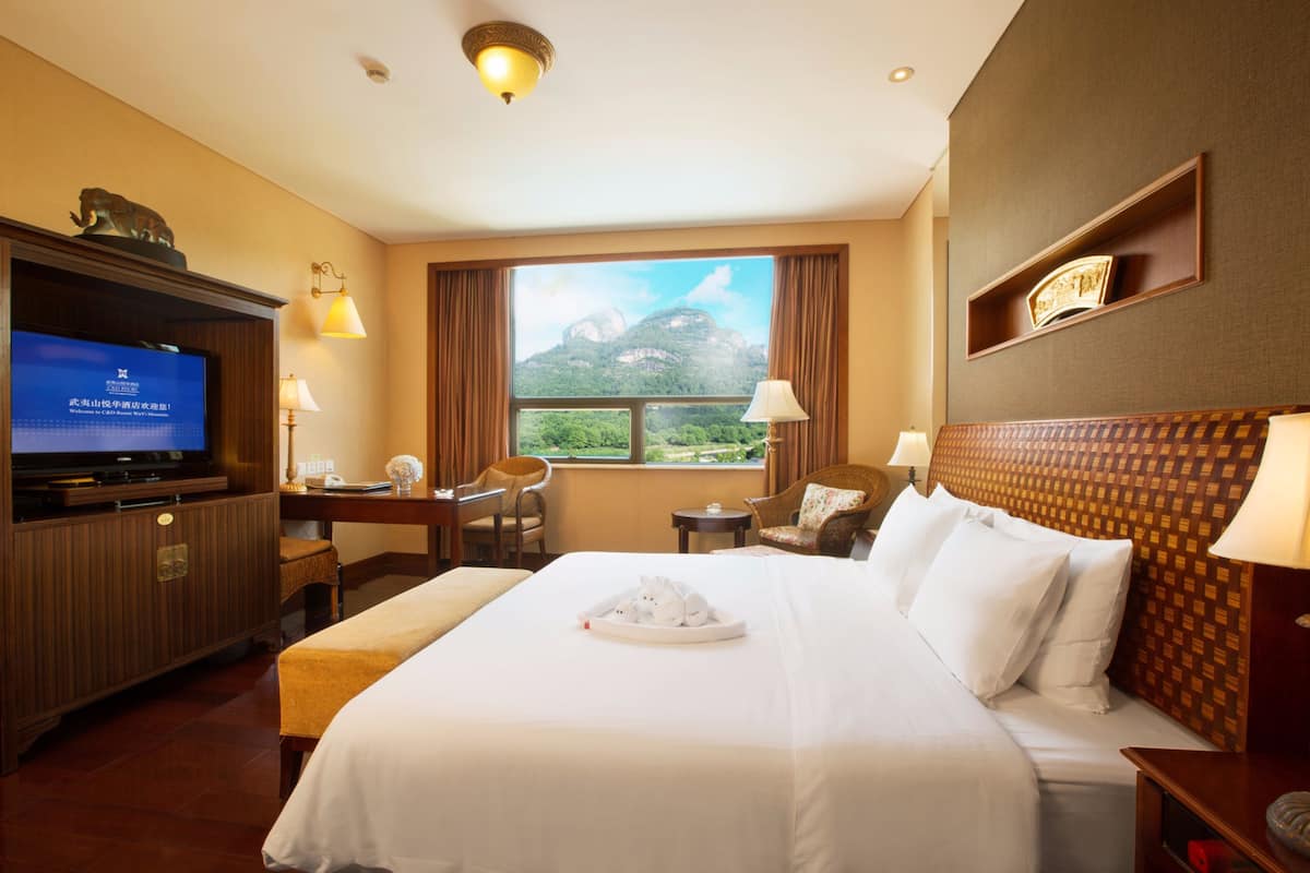 Deluxe Suite, Mountain View | Minibar, in-room safe, desk, blackout drapes