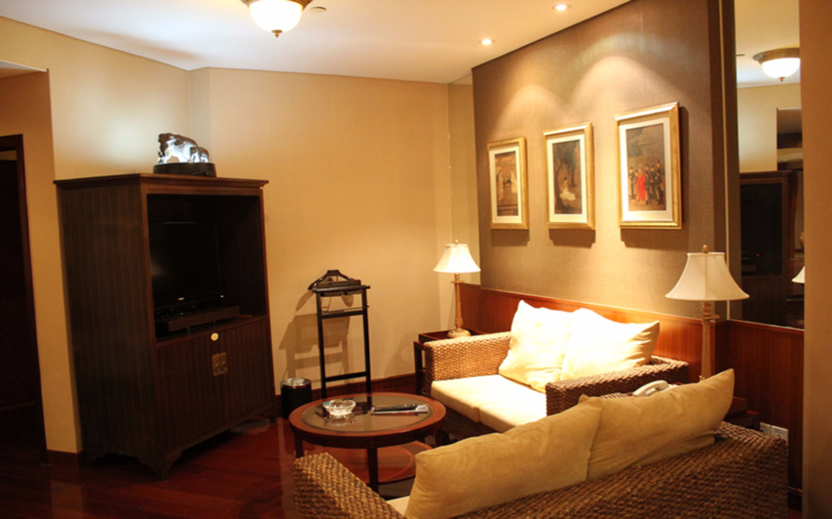 deluxe suite, mountain view | living area | lcd tv