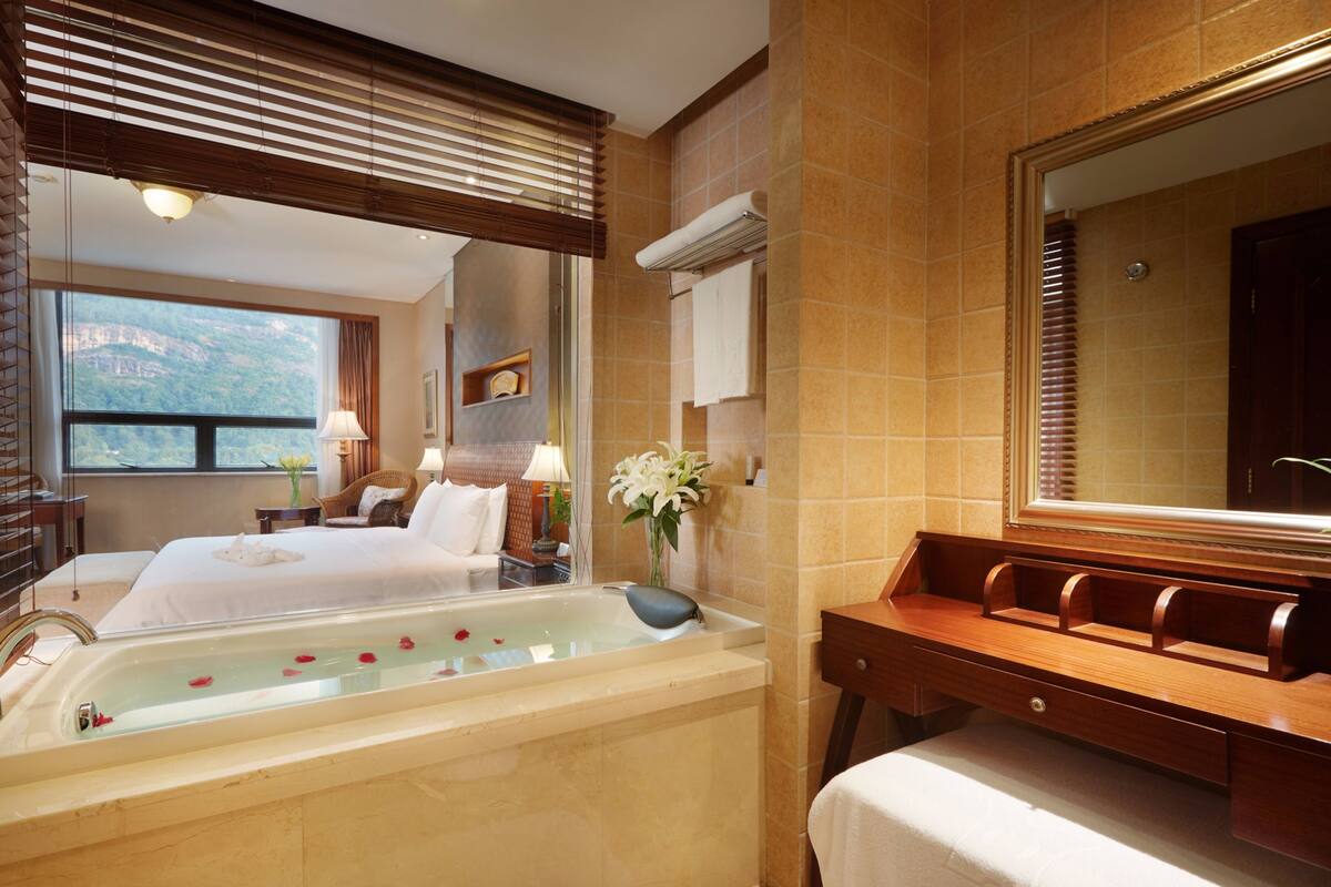 deluxe suite, mountain view | bathroom | combined shower/bathtub, free toiletries, hair dryer, bathrobes
