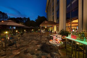 3 restaurantes; se sirven desayunos, almuerzos, cenas y cocina china