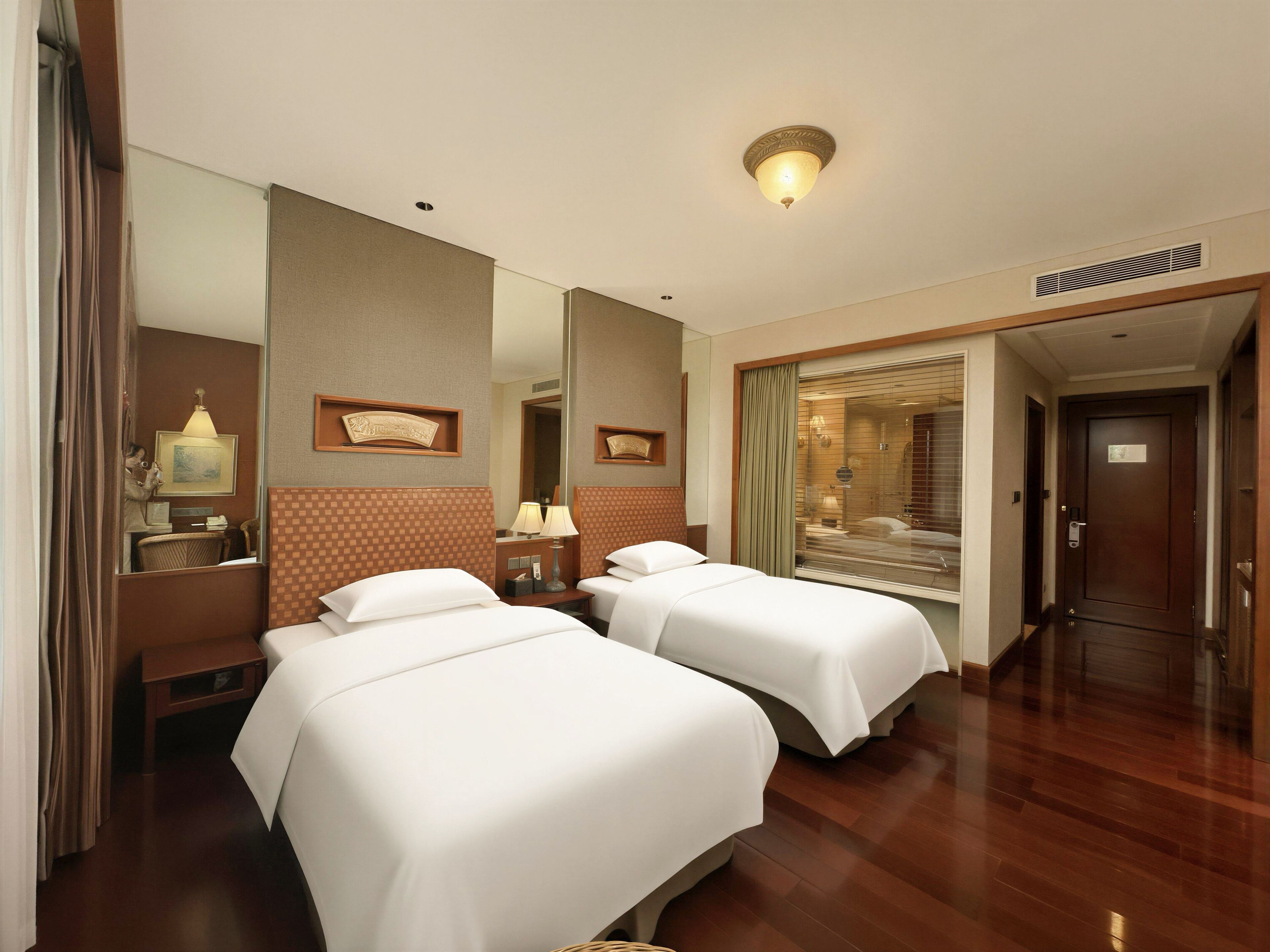 Kamar Twin Superior | Minibar, brankas, meja kerja, dan tirai kedap cahaya