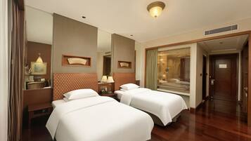 Kamar Twin Superior | Minibar, brankas, meja kerja, dan tirai kedap cahaya