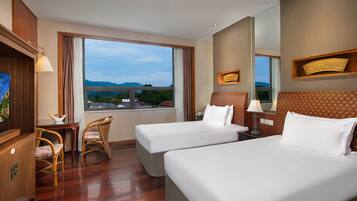 Minibar, caja de seguridad en la habitación y escritorio