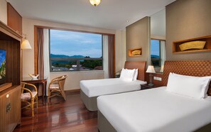 天丰楼高级双床房 | 迷你吧、客房内保险箱、办公桌、遮光窗帘