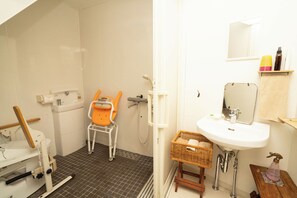Shower, free toiletries, hair dryer, slippers - Samurai Guesthouse irodori Kamakura (Kamakura)