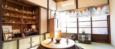 ห้องพัก, พร้อมสิ่งอำนวยความสะดวกสำหรับผู้พิการ, ปลอดบุหรี่ (1F Japanese Traditional room WA Max 4) | โต๊ะทำงาน, เตารีด/โต๊ะรีดผ้า, Wi-Fi ฟรี