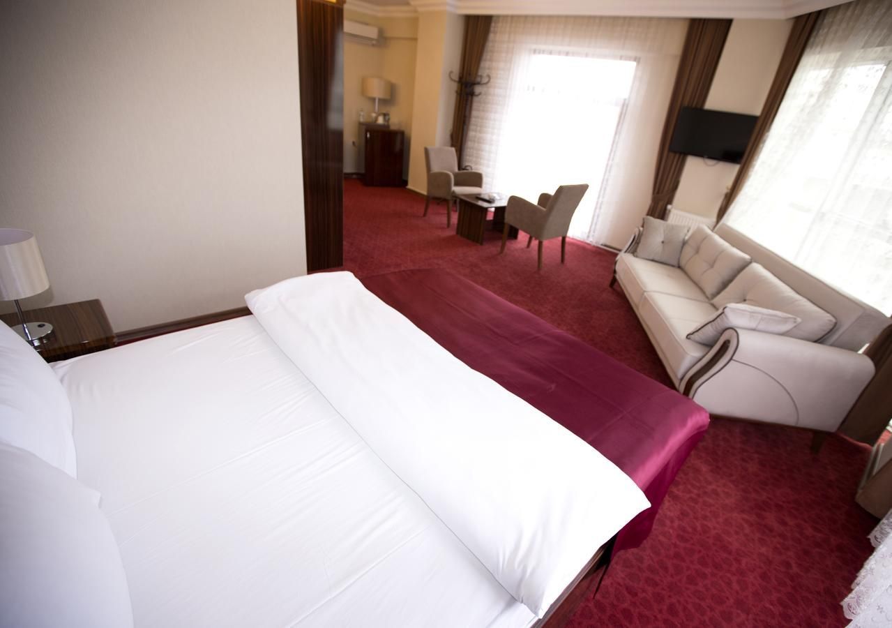 suite | minibar, in-room safe, desk, free cots/infant beds