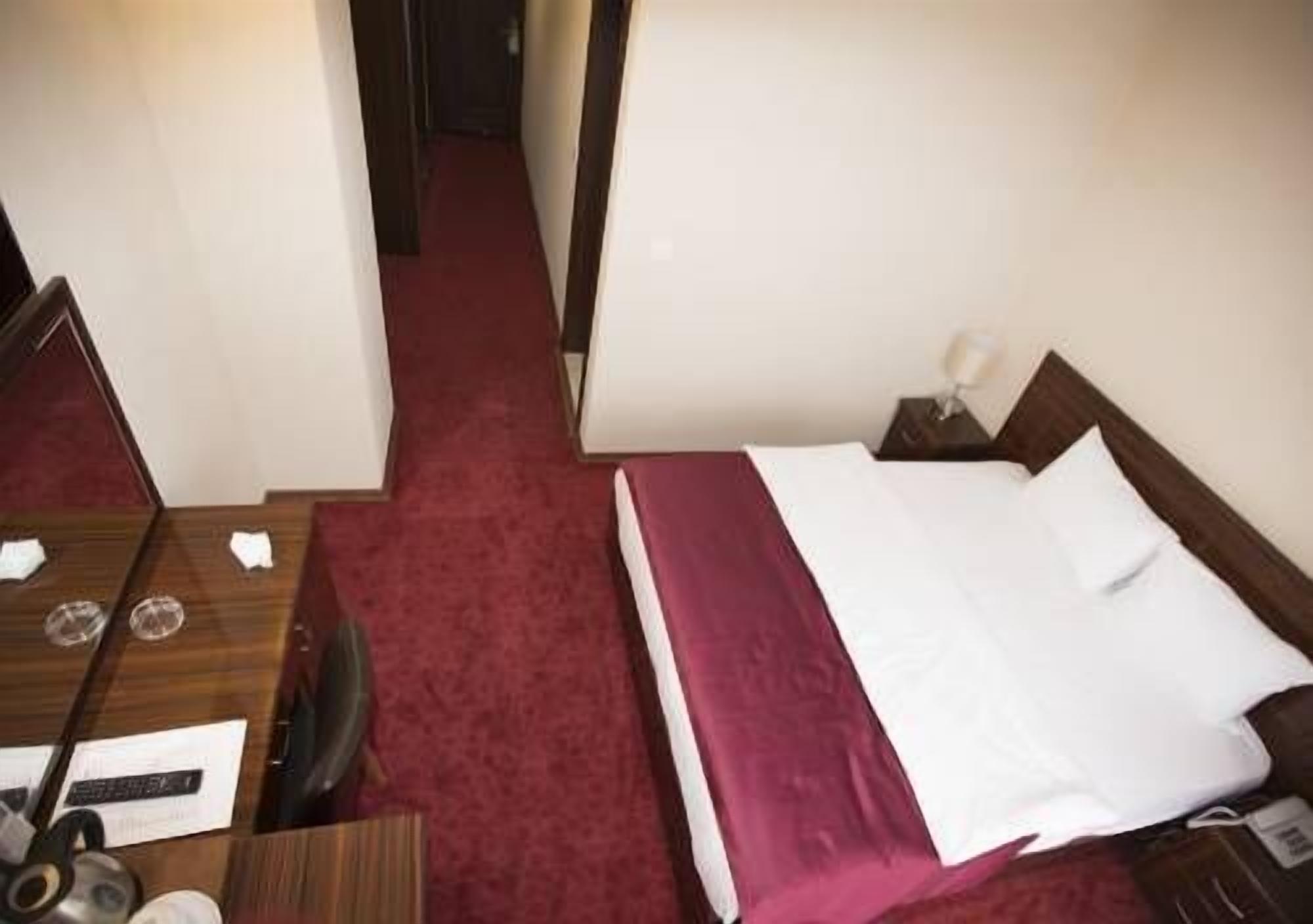 standard double room | minibar, in-room safe, desk, free cots/infant beds