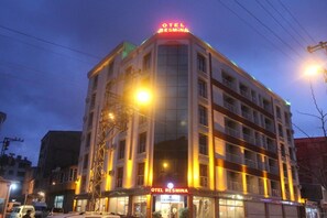 住宿正面 (夜晚)