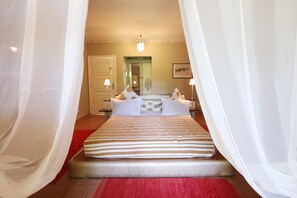 Caja de seguridad en la habitación y decoración personalizada 