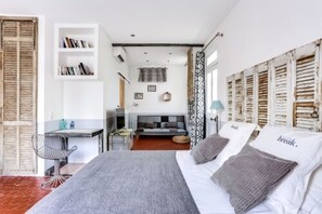 Triple Room, Terrace | Desk, blackout curtains, soundproofing, iron/ironing board - Villa du roc fleuri (Cannes)