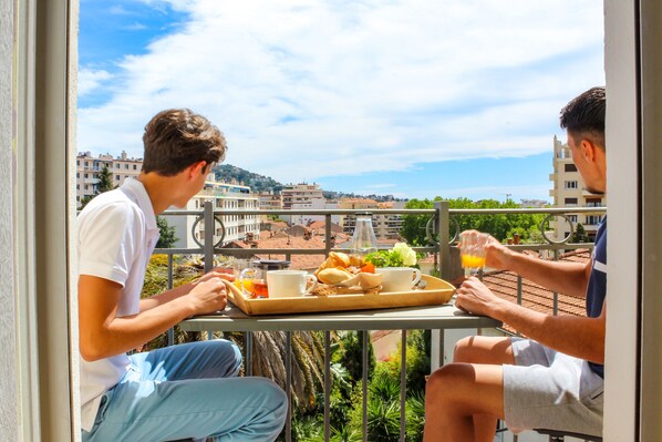 Double Room, Balcony | Desk, blackout curtains, soundproofing, iron/ironing board