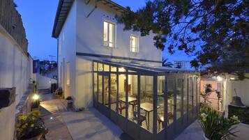 Boendets fasad - kväll/natt