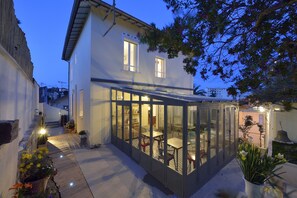 Front of property – evening/night - Villa du roc fleuri (Cannes)