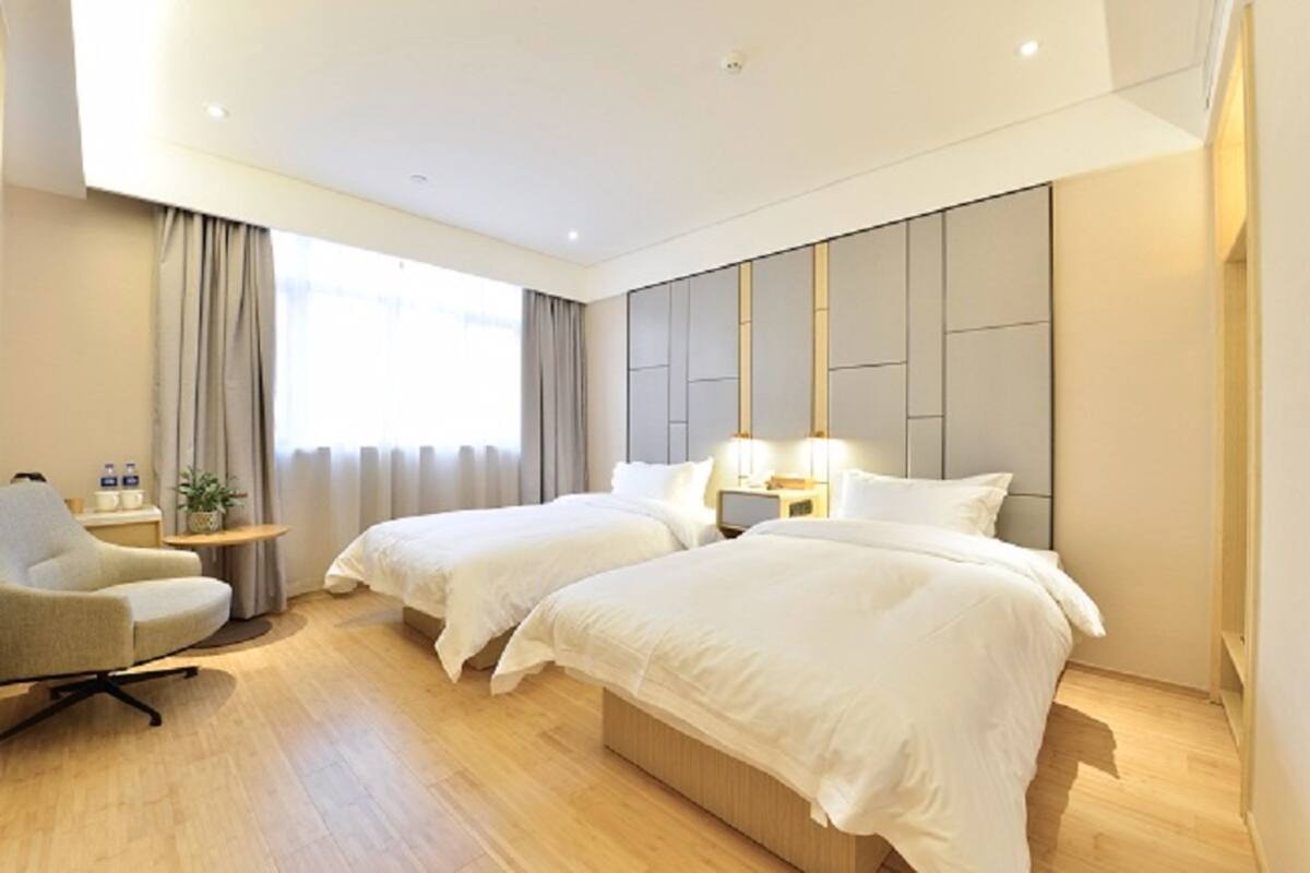 Habitación empresarial con 2 camas individuales | Escritorio, cortinas blackout y wifi gratis