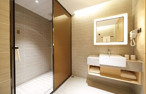 Habitación empresarial doble | Baño | Regadera, amenidades de baño gratuitas, secadora de cabello, pantuflas