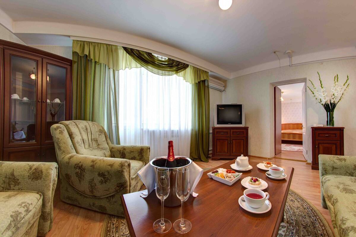 Suite, 1 Bedroom | Room service - dining