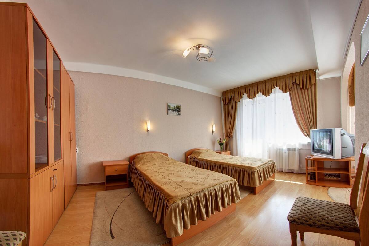 Junior Suite | In-room safe, desk, iron/ironing board (on request), WiFi (free)
