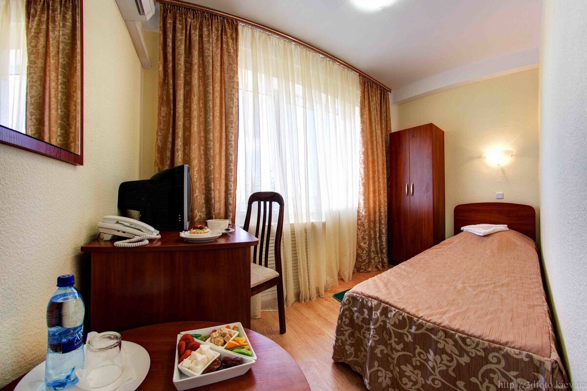 Single Room, Shared Bathroom | In-room safe, desk, iron/ironing board (on request), WiFi (free)