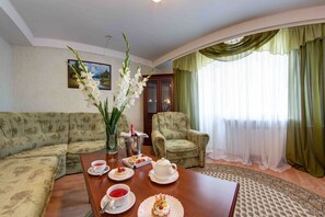 Suite, 1 habitación | Zona de estar | Una televisión