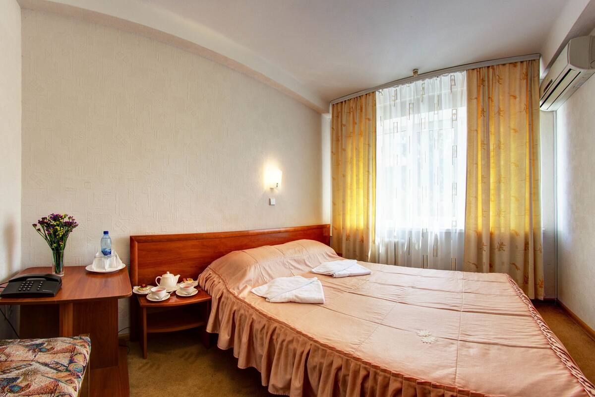 Standard Double Room | In-room safe, desk, iron/ironing board (on request), WiFi (free)