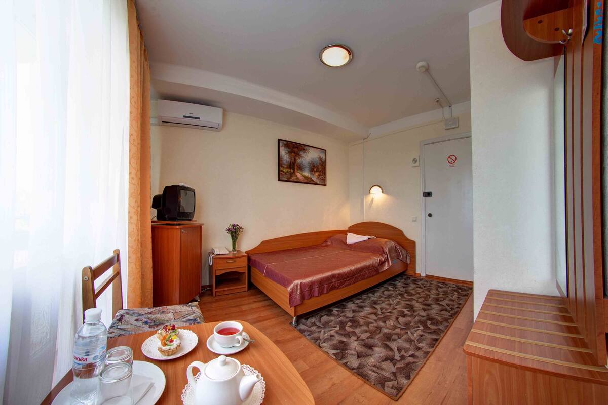 Superior Single Room | In-room safe, desk, iron/ironing board (on request), WiFi (free)