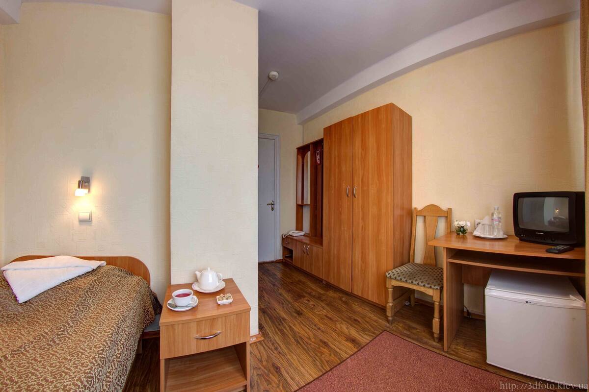 Standard Single Room | In-room safe, desk, iron/ironing board (on request), WiFi (free)