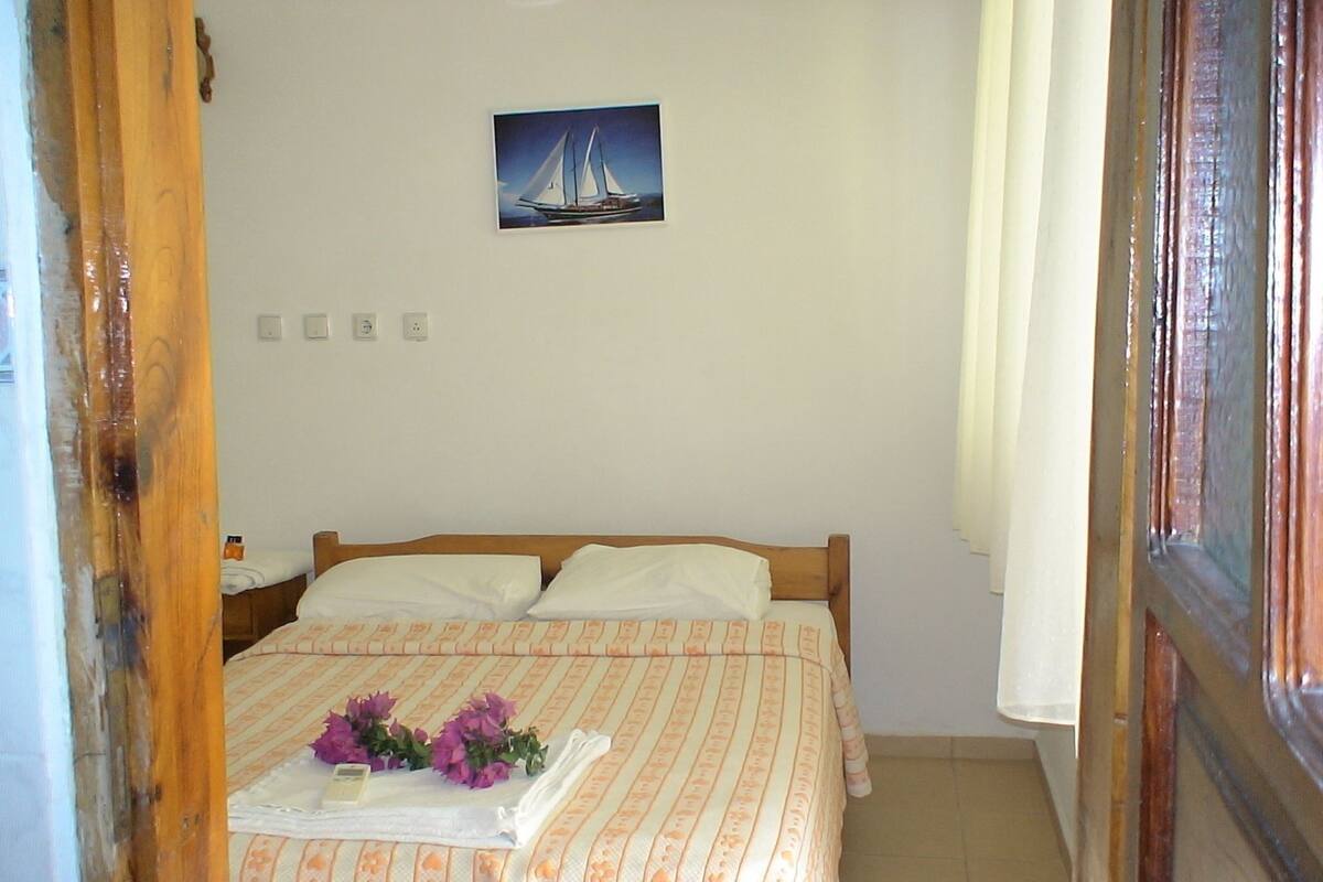 Double or Twin Room | Meja, seterika/papan seterika, katil bayi/kot (percuma), Wi-fi percuma 