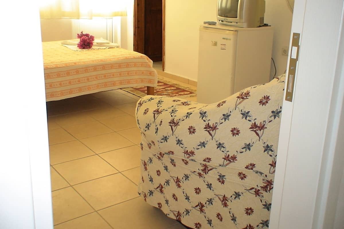 Una scrivania, ferro/asse da stiro, culle/letti per bambini (gratuiti)