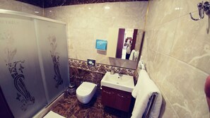 Buồng tắm vòi sen, đồ dùng nhà tắm miễn phí, máy sấy tóc