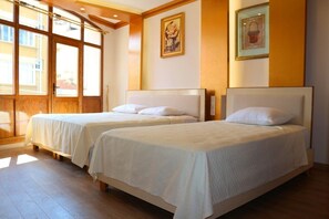 Bộ đồ giường cao cấp, két bảo mật tại phòng, bàn, phòng cách âm