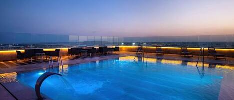 Una piscina al aire libre