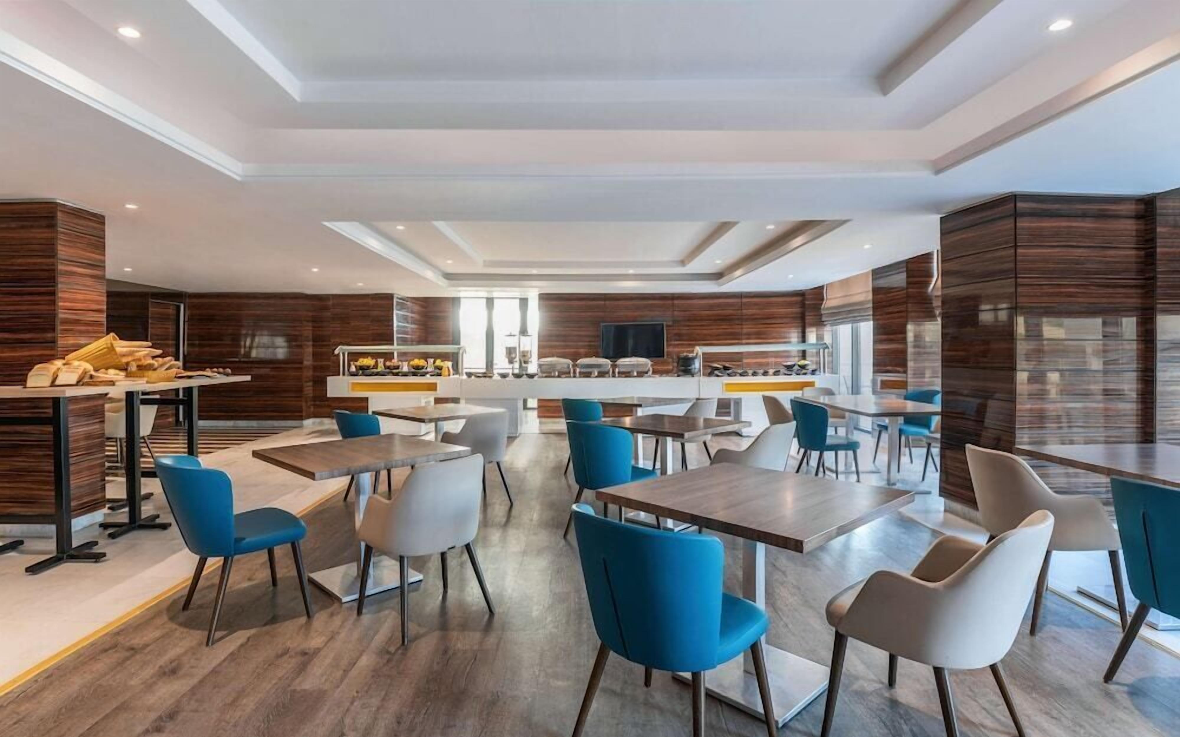 2 restaurants, breakfast, lunch, dinner served; international cuisine