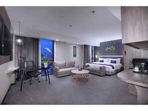 Executive Suite | Minibar, in-room safe, desk, soundproofing - Aston Inn Pandanaran - Semarang (Semarang)