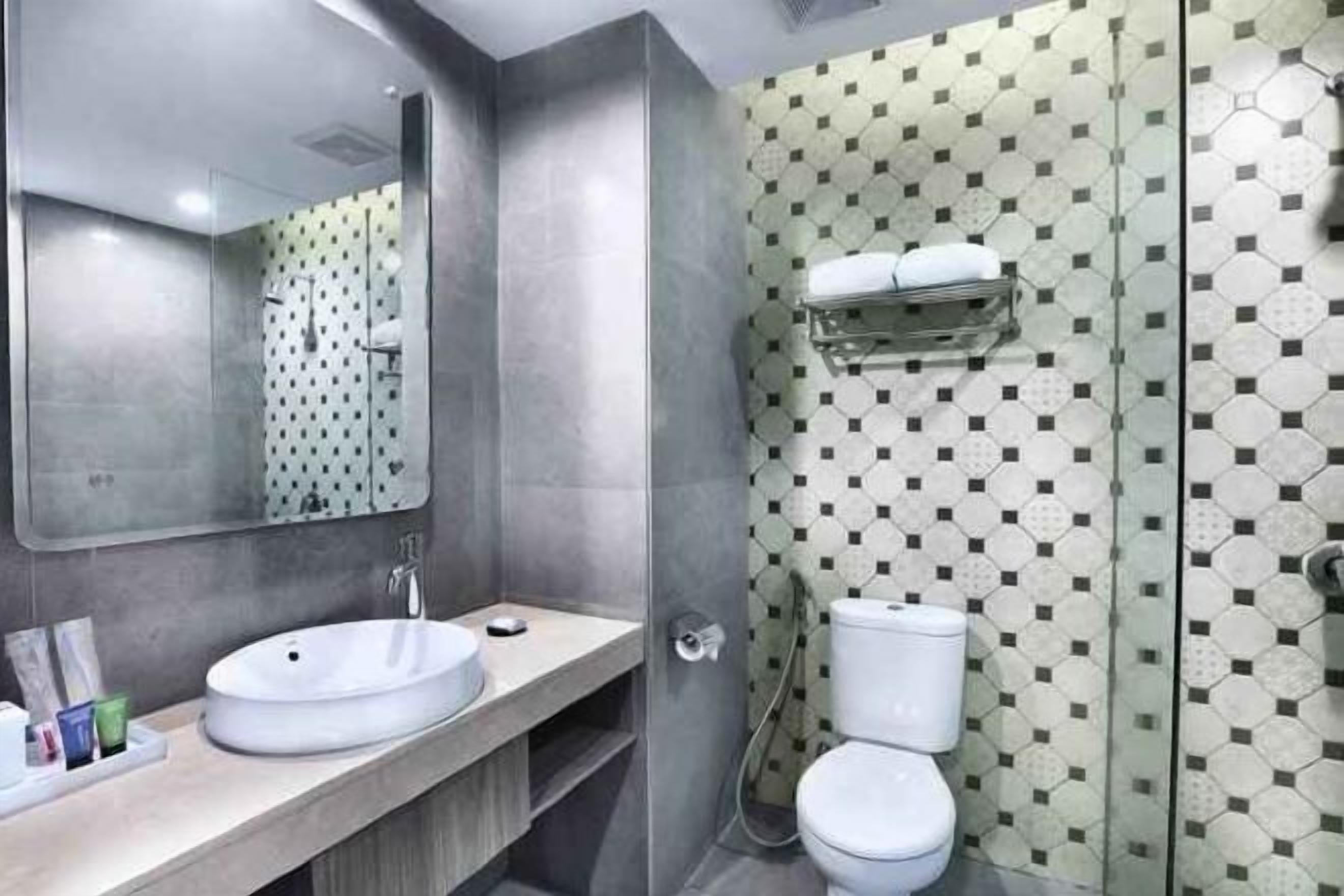 Dusch, gratis toalettartiklar, hårtork och tofflor