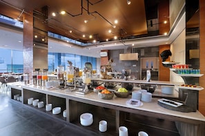 Bữa sáng buffet hàng ngày (120000 IDR/mỗi người)