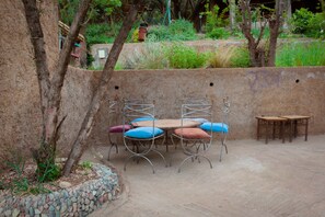 Outdoor dining - Dar Ikalimo Ourika (Sti Fadma)
