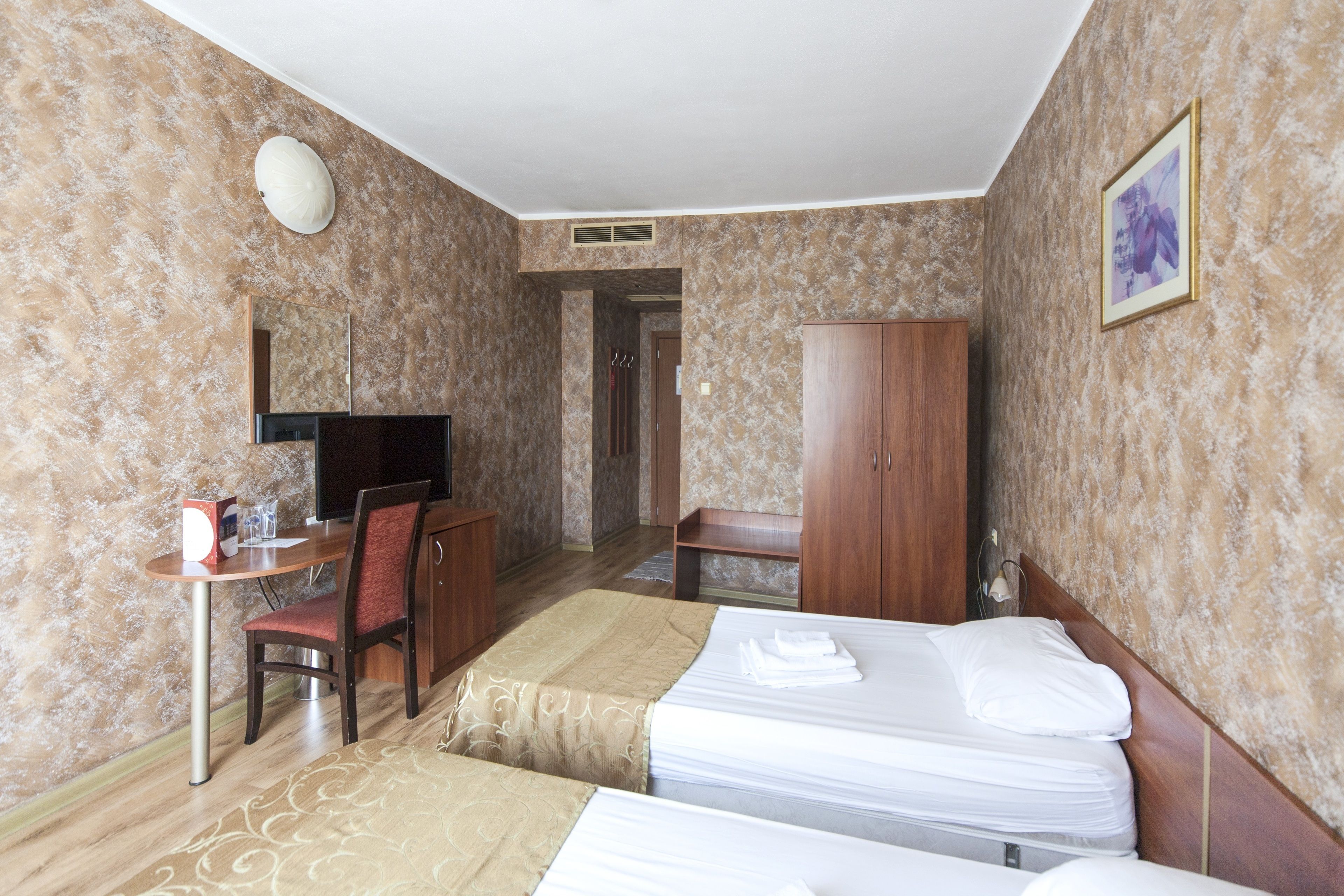 standard twin room | minibar, desk, iron/ironing board, free cots/infant beds