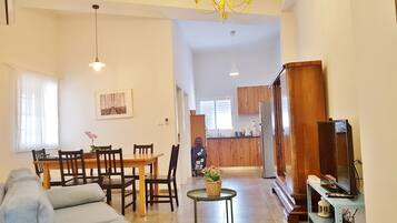 Apartamento luxo, 3 quartos (Orem) | Sala de estar | TV de tela plana