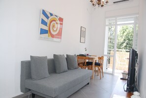 อพาร์ทเมนท์, 2 ห้องนอน (Carmel) | บริเวณนั่งเล่น | ทีวีจอแบน