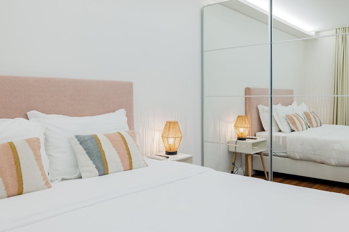 Ropa de cama hipoalergénica y caja de seguridad en la habitación
