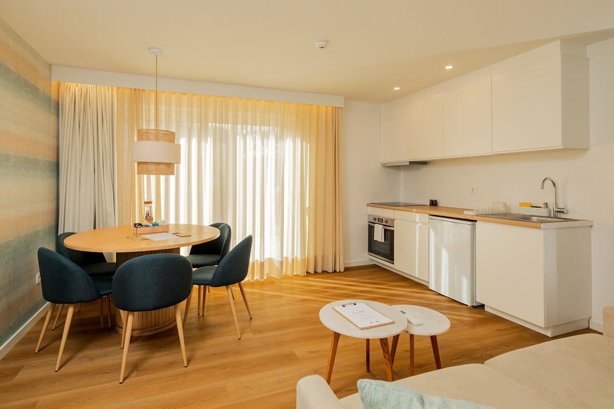 Suite familiar, 2 habitaciones, cocineta | Cocina privada | Cafetera de espresso, cafetera y tetera, refrigerador y microondas