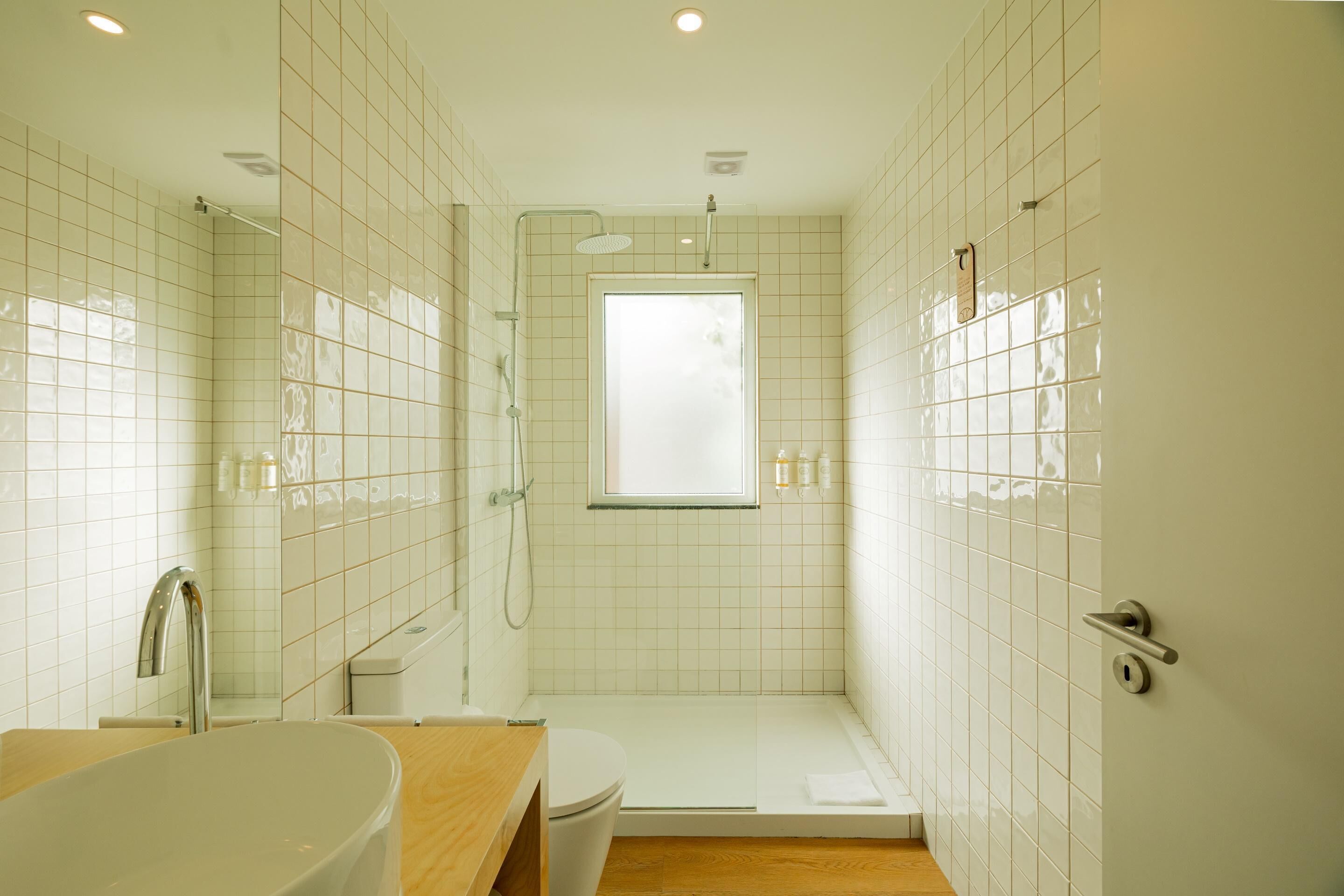 Un baño moderno con bañera, inodoro y zona de ducha.