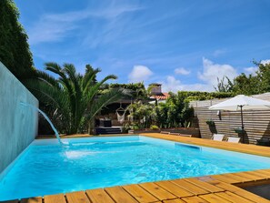 Outdoor pool, pool umbrellas, sun loungers - Casa do Contador - Suites & Pool (Ponta Delgada)