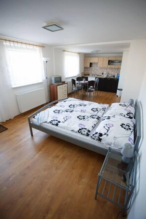 Työpöytä, pimennysverhot, äänieristys, ilmainen Wi-Fi