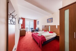 Chambre Double Confort, vue ville | Coffres-forts dans les chambres, bureau, lits bébé (en supplément)