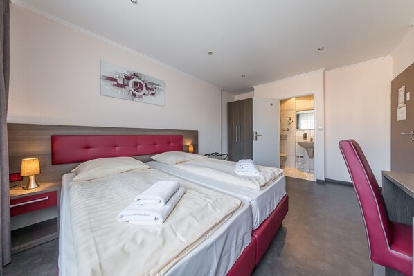 Comfort-Doppelzimmer, Stadtblick | Zimmersafe, Schreibtisch, Babybetten, kostenloses WLAN