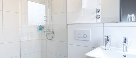 Standaard eenpersoonskamer, uitzicht op de stad | Badkamer | Een douche, gratis toiletartikelen, een haardroger, handdoeken